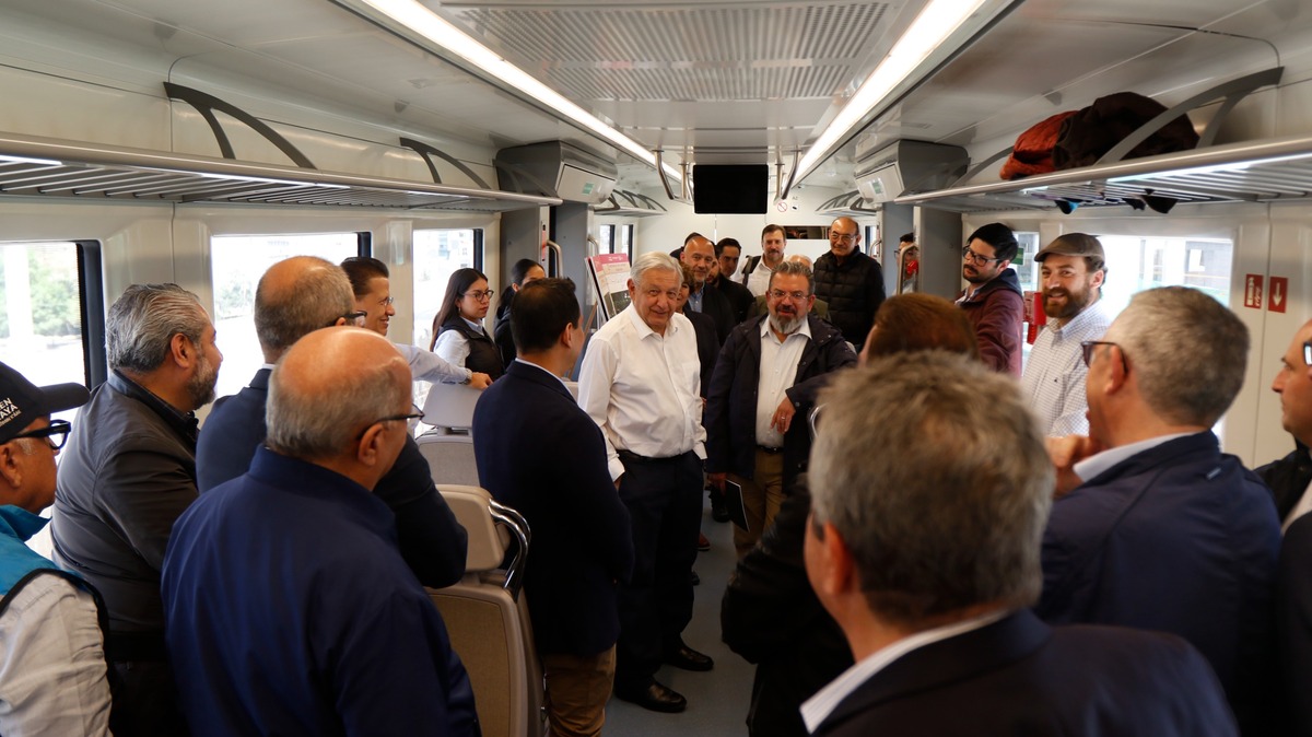 Andrés Manuel López Obrador supervisa el Tren Insurgente. | Foto: Especial