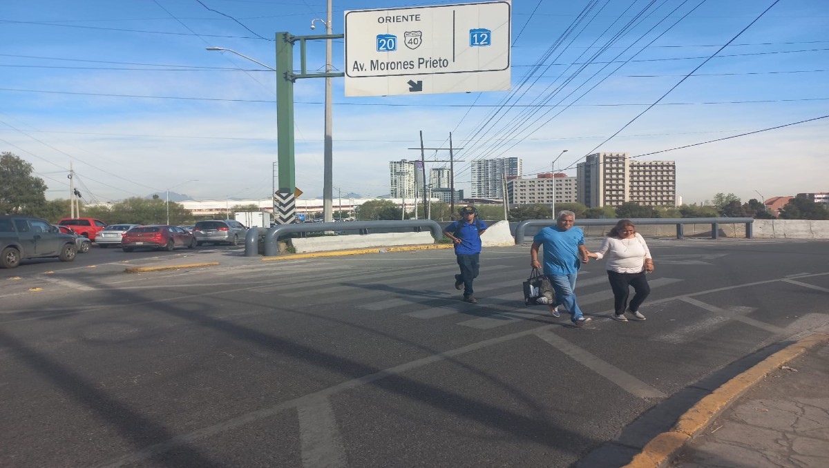 En el área caminan personas que van hacia el centro de Monterrey o viceversa.