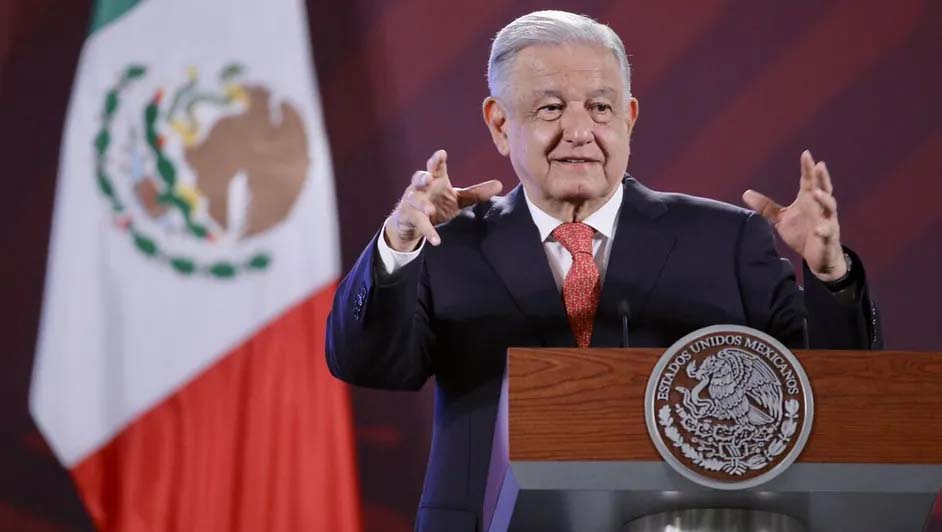 Bots pueden llegar a ‘tumbar’ gobiernos si la gente no está informada: AMLO