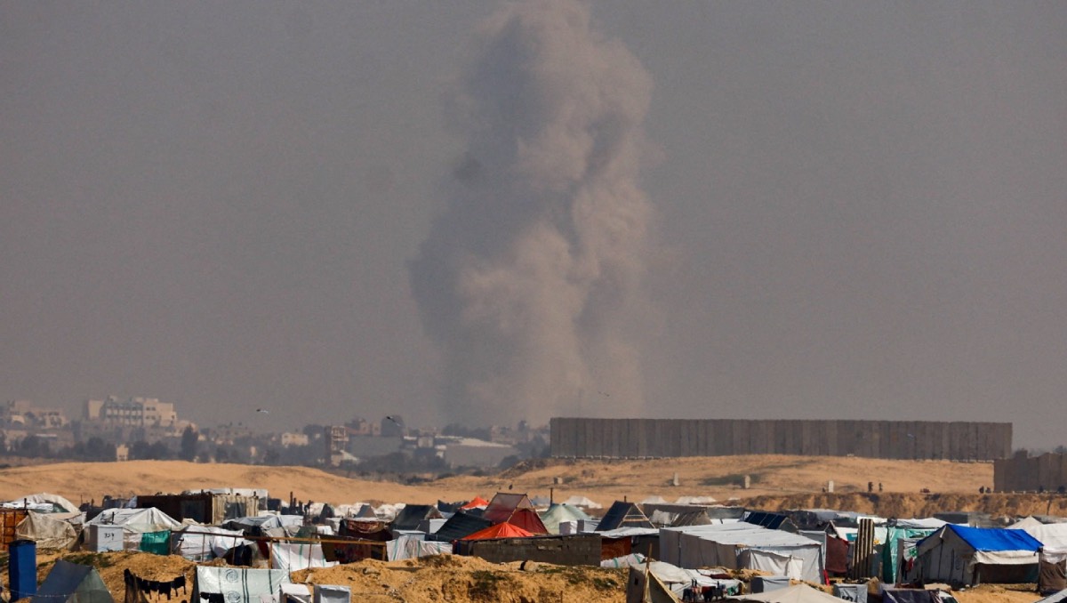 Ejército israelí bloquea caravana médica en Jan Yunis, Gaza: Un paramédico detenido y otros forzados a desvestirse/ REUTERS
