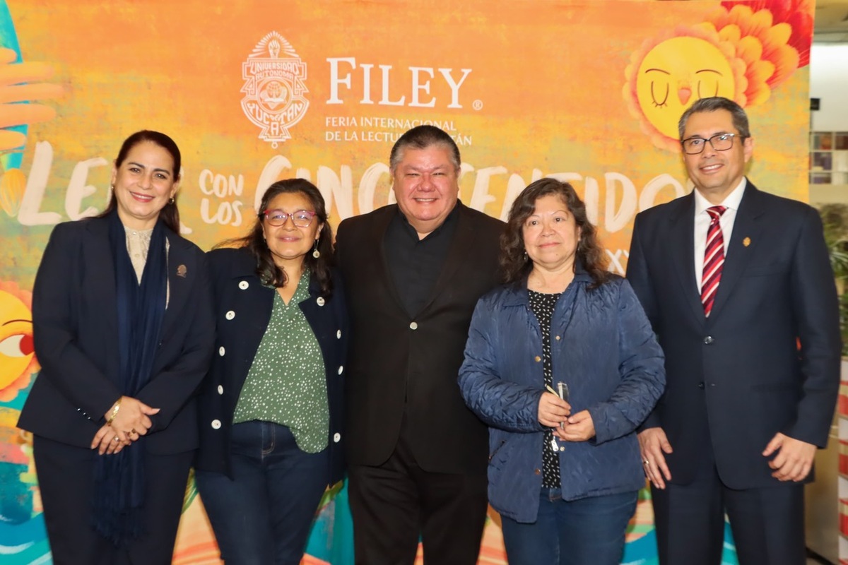 Estuvieron presentes la directora de la FILEY, ganadores del Premio Nacional de Periodismo FILEY y el rector de la UADY. (Foto: Especial)