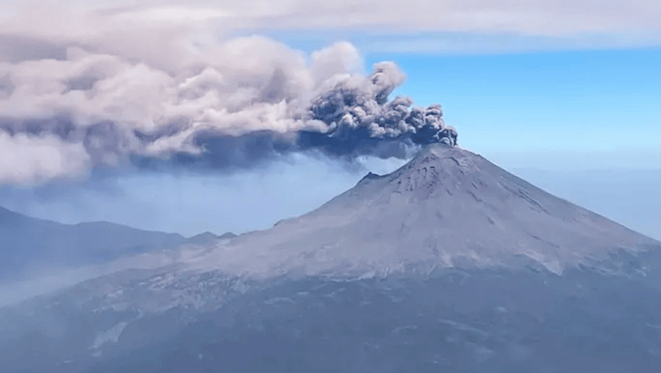Aeropuerto de Puebla suspende operaciones debido a cenizas del Popocatépetl