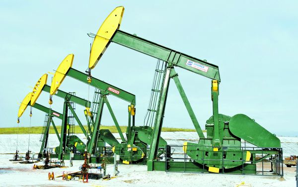 Bombas de la compañía Hess perforan nuevos pozos en Dakota del Norte. ANDREW CULLEN/REUTERS
