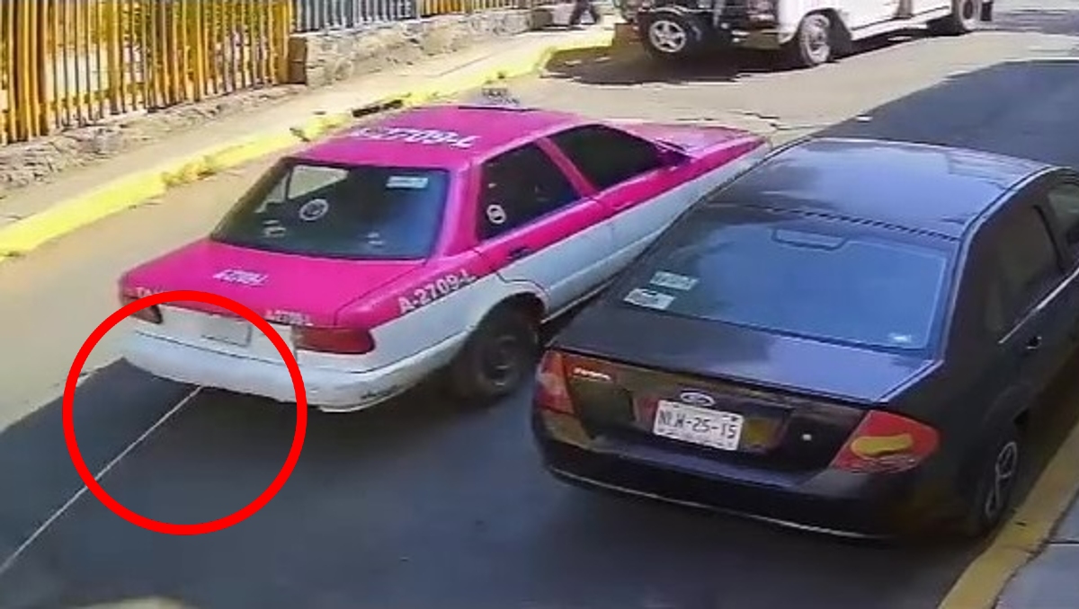 Cámaras de seguridad captaron el momento en que el taxista arrastró al perrito. | @elelomitos
