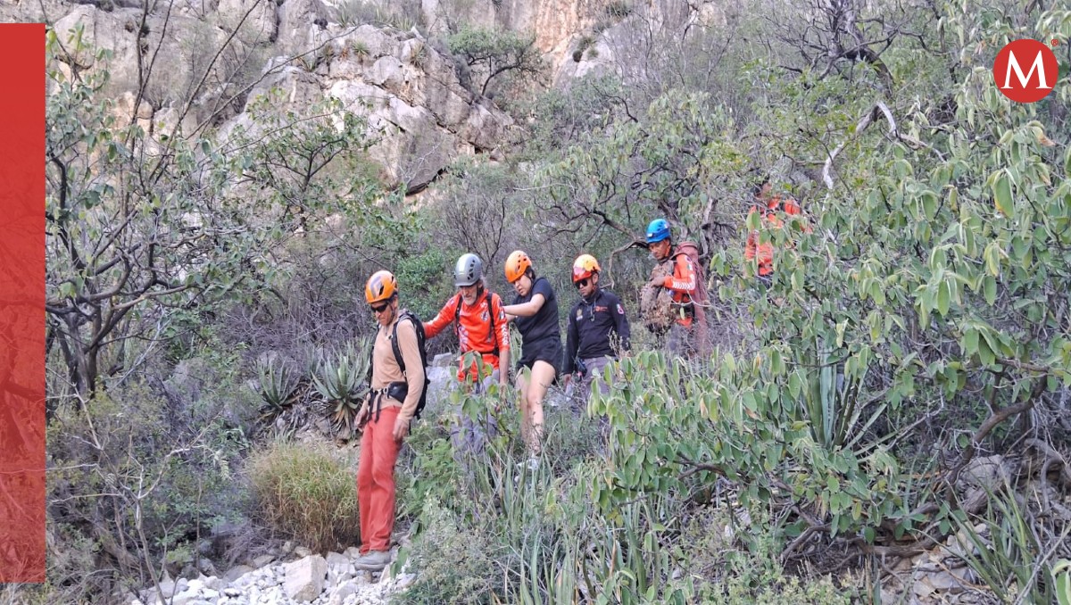 Un grupo de rescatistas y Protección Civil Nuevo León realizaron el rescate de la senderista. | Especial