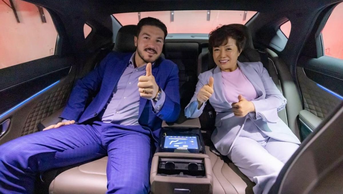 Samuel García con Stella Li, CEO de BYD | Especial
