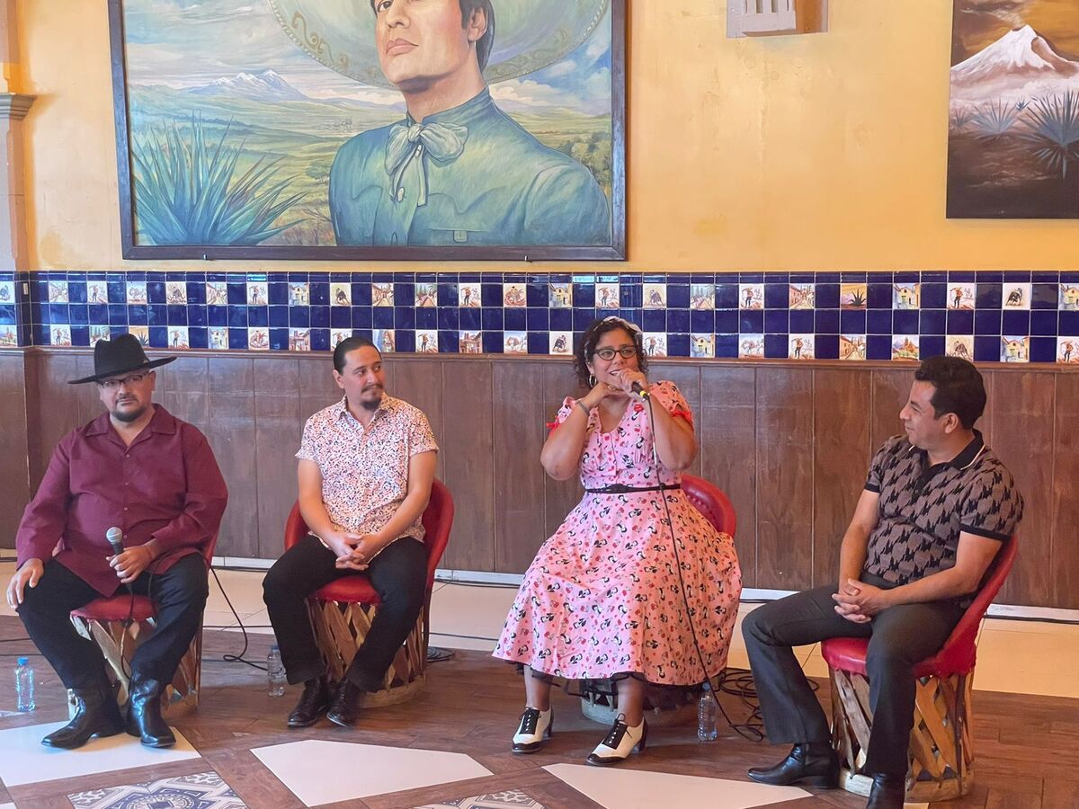 La Santa Cecilia en conferencia dentro del Salón Tenampa | Alejandro Membrillo