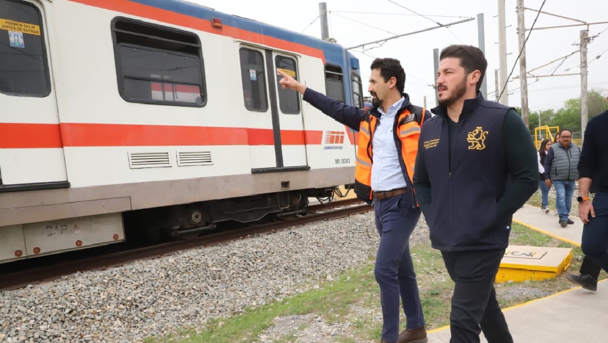 Abraham Vargas, director de Metrorrey, y el gobernador de Nuevo León, Samuel García en estación Talleres | Leonel Rocha