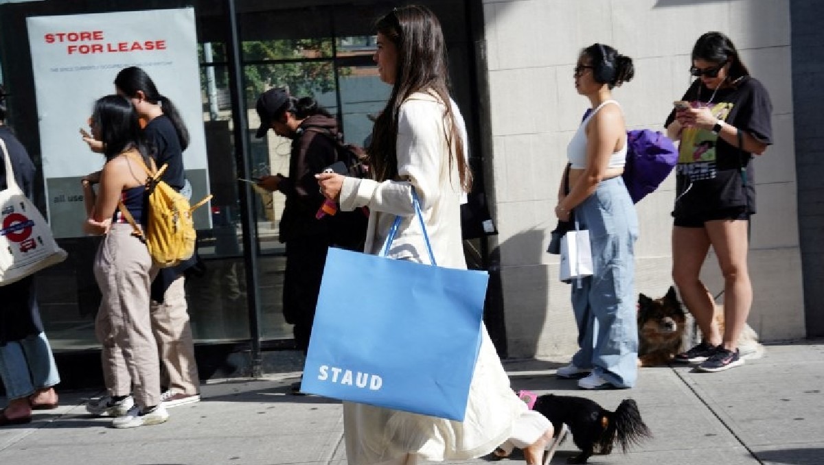 Mujer con bolsa de compra de Staud pasa junto a tienda en barrio del SoHo de Nueva York, EU. Septiembre 2023. Foto: (Reuters)
