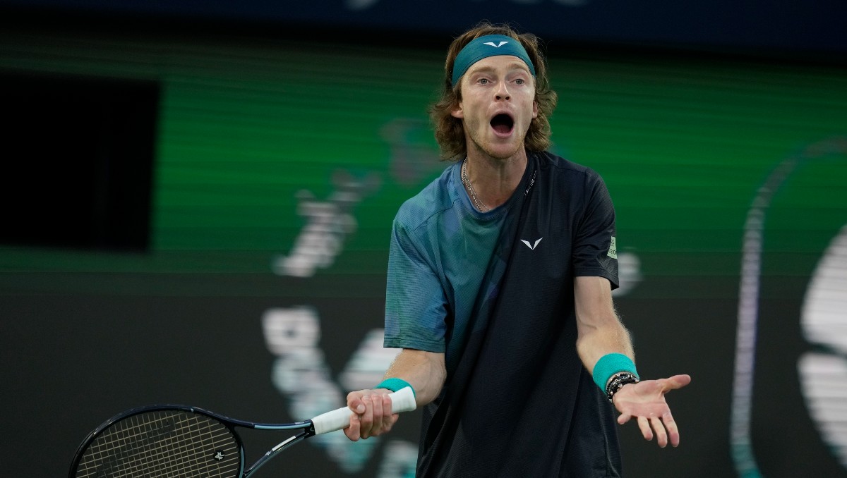 Andrey Rublev, descalificado del Torneo de Dubai por gritarle a juez (AP)