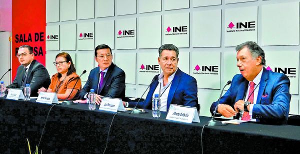 El grupo de observadores para el proceso electoral. Cuartoscuro