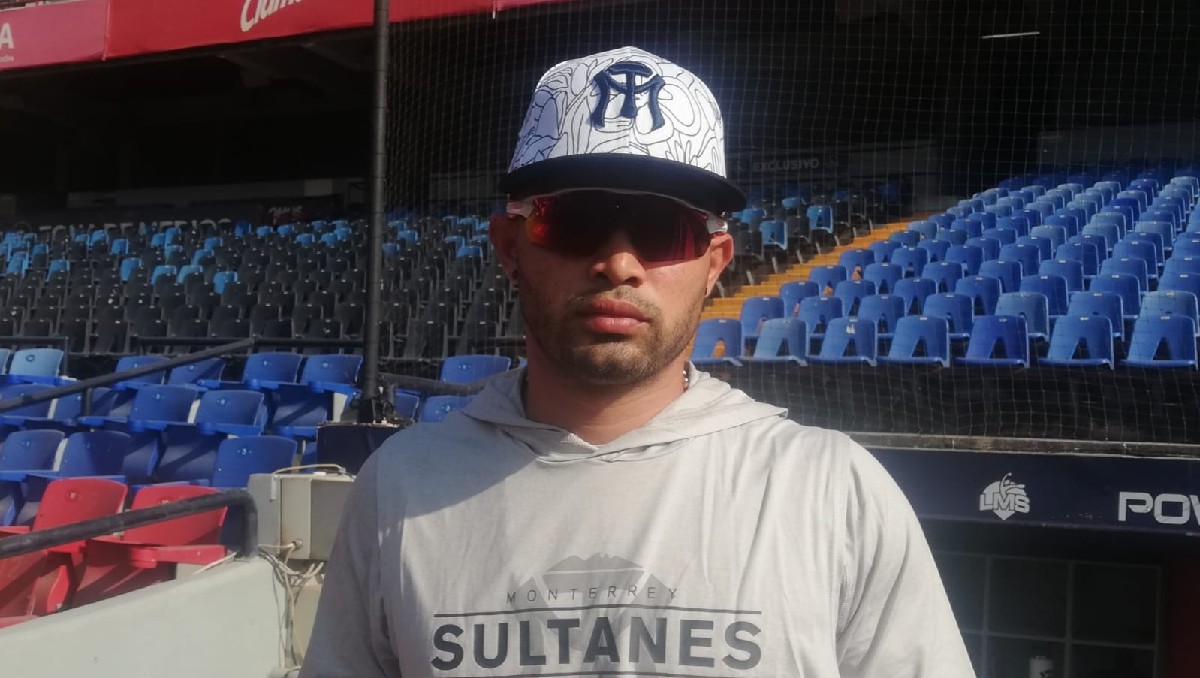 Sultanes de apoya en Mario Feliciano para trabajar detrás del home (Tomás López)