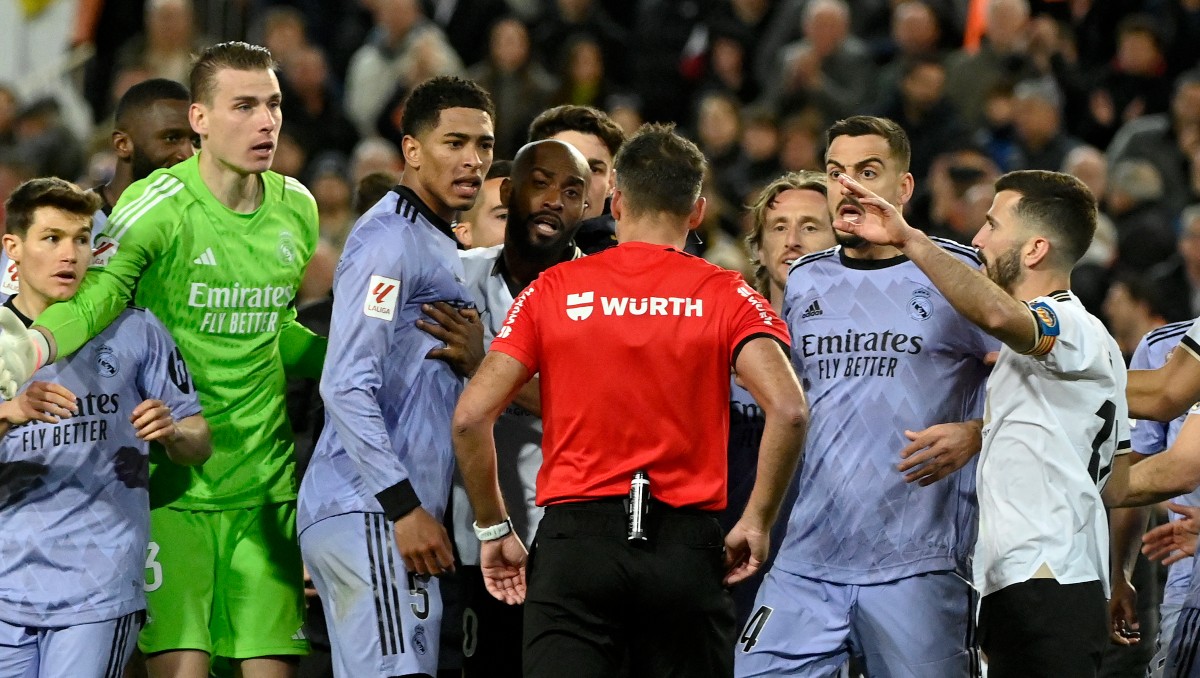 Le 'arrebatan' el triunfo al Real Madrid con polémica arbitral y en escandaloso final ante el Valencia (AFP)