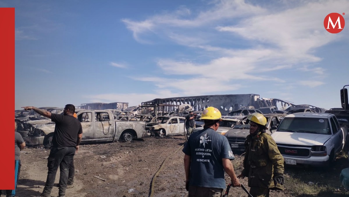 Incendio en lote de carros. Foto: Especial