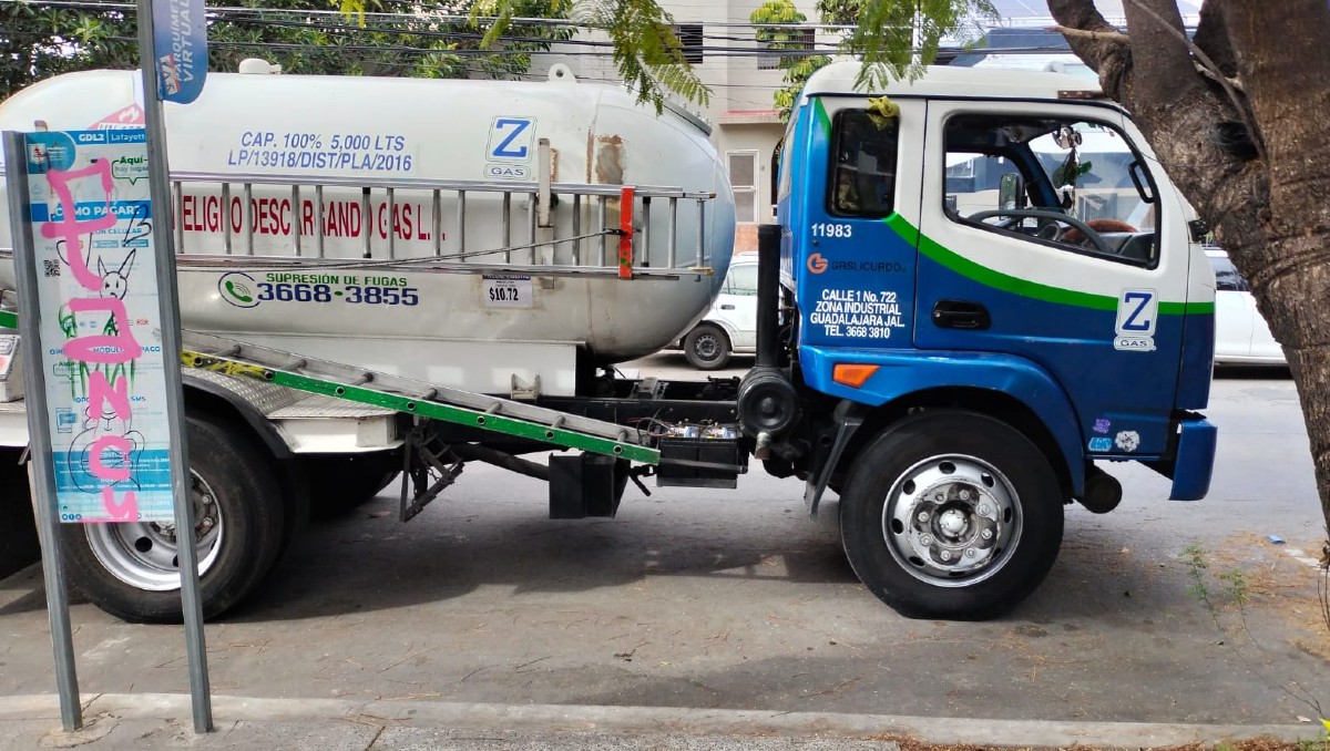 Pipa de gas que realiza pedidos en Guadalajara (Foto y Diseño: Milenio)