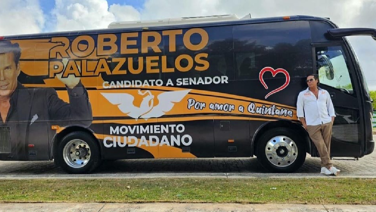 Roberto Palazuelos y su transporte de campaña. Foto: (Especial)