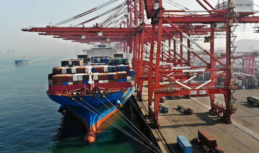 Buque de carga atracando en el puerto de Qingdao, provincia de Shandong, en el este de China, el 11 de febrero de 2024. (Xinhua/Li Ziheng)