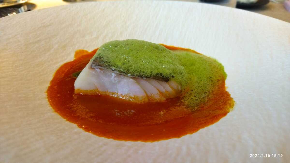 Lomo de bacalao con espinacas, piñones y vizcaina / Adriana Jiménez