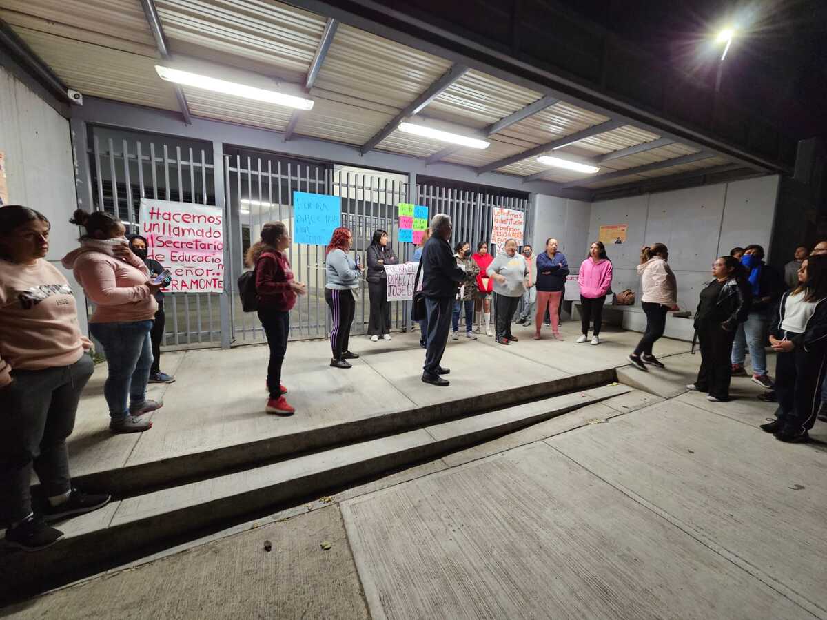 Manifestación a las afueras de la secundaria 135 en Tonalá. (Juan Carlos Munguía)