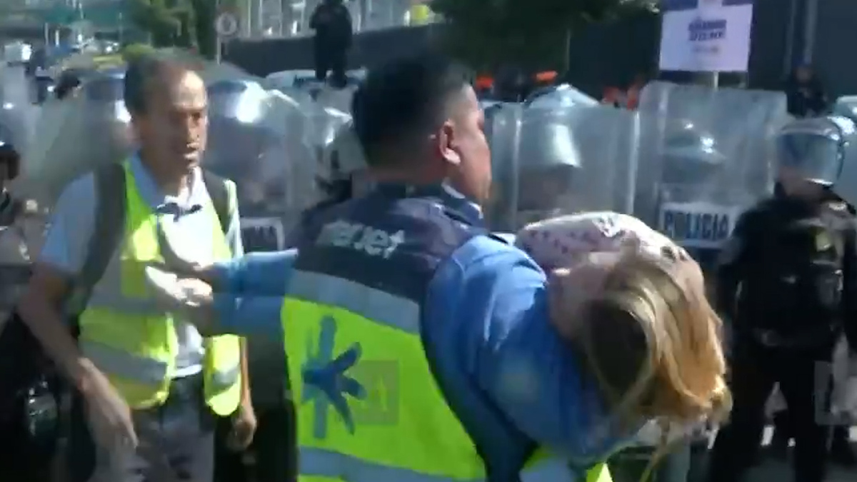 Manifestante de Interjet se desmaya durante protesta en el AICM