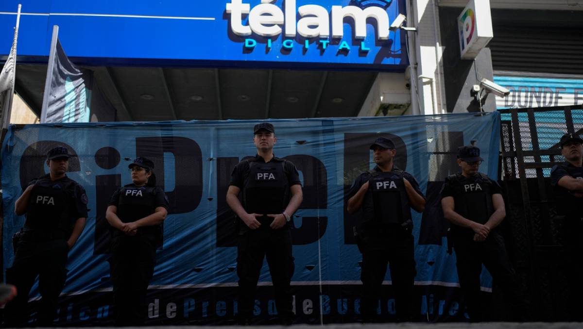 La policía se encuentra afuera de la agencia de noticias estatal Télam en Buenos Aires | AP
