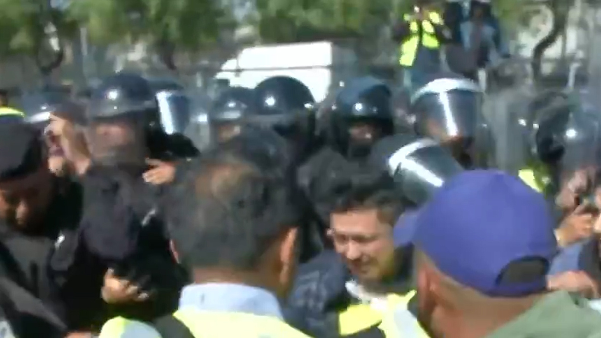 Policías repliegan a empujones a manifestantes de Interjet en Circuito Interior