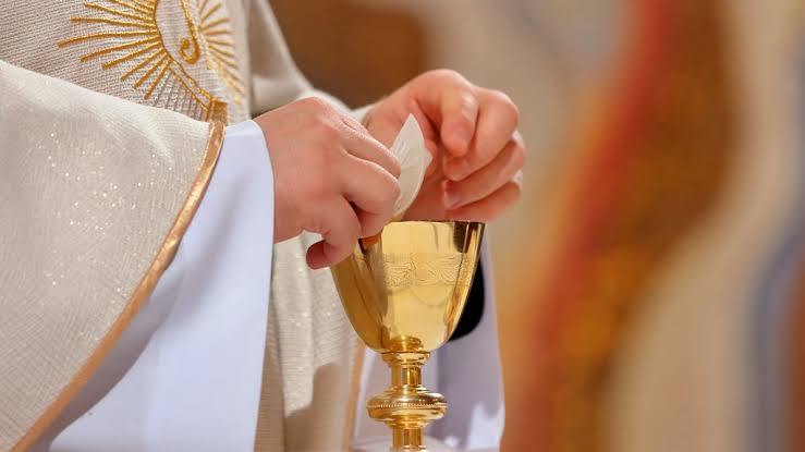 Señalan que sacerdote corrió a niño por su comportamiento.