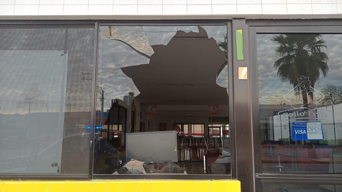 Vandalizan restaurante de pollos. (Especial)