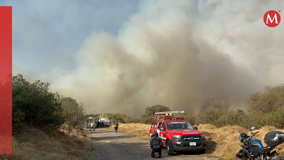 Bomberos intentan apagar incendio en Naucalpan. Foto: (Fernando Cruz)