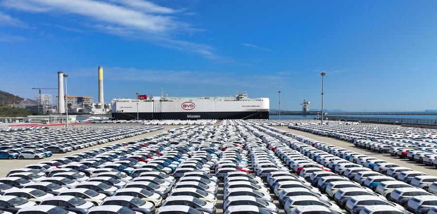 El buque portavehículos "BYD EXPLORER NO.1" llega al puerto logístico internacional de Xiaomo, en Shenzhen (Xinhua)