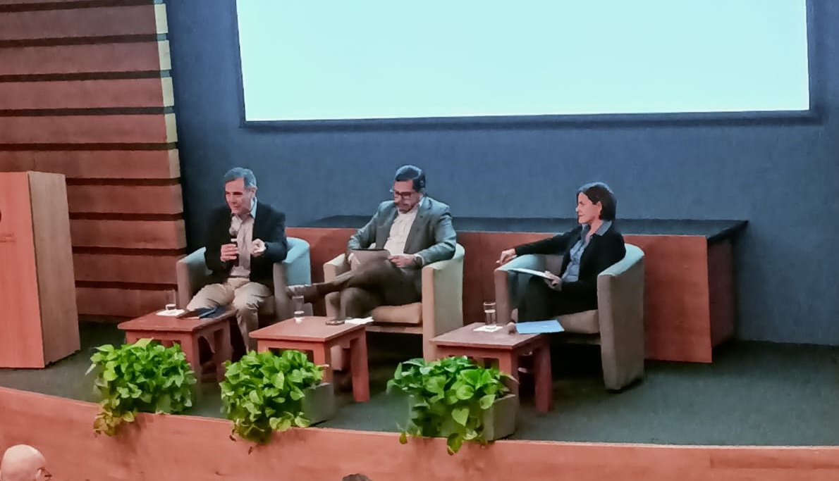 Charla de Lorenzo Córdova en el Iteso. (Josefina Ruíz)