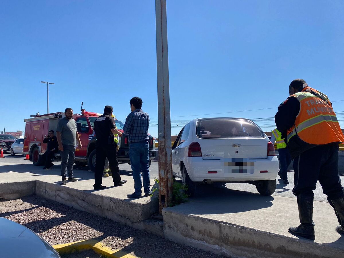 Un joven de 22 años que conducía con dirección al bulevar Independencia participó en un accidente al chocar contra el muro de contención. | Especial