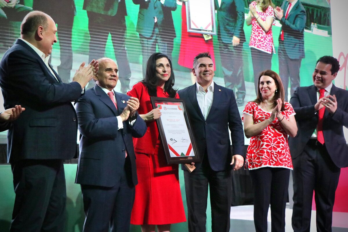 Marcela Guerra Castillo fue condecorada con la medalla “Benito Juárez al Mérito Republicano” [Foto: X]