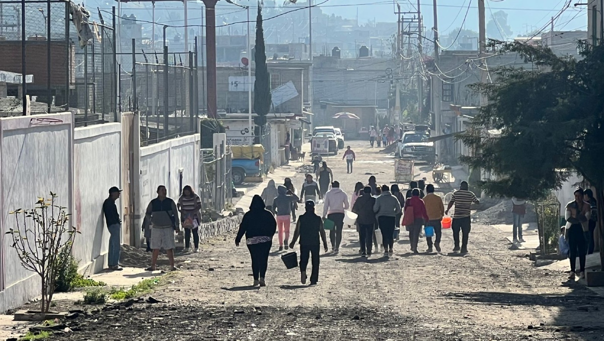Padres llevan cubetas de agua a la escuela primaria Elsa Córdova. Foto: (Zuleyma García)