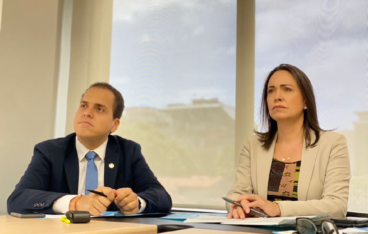 Pedro Urruchurtu junto a la opositora María Corina Machado (X/@Urruchurtu)