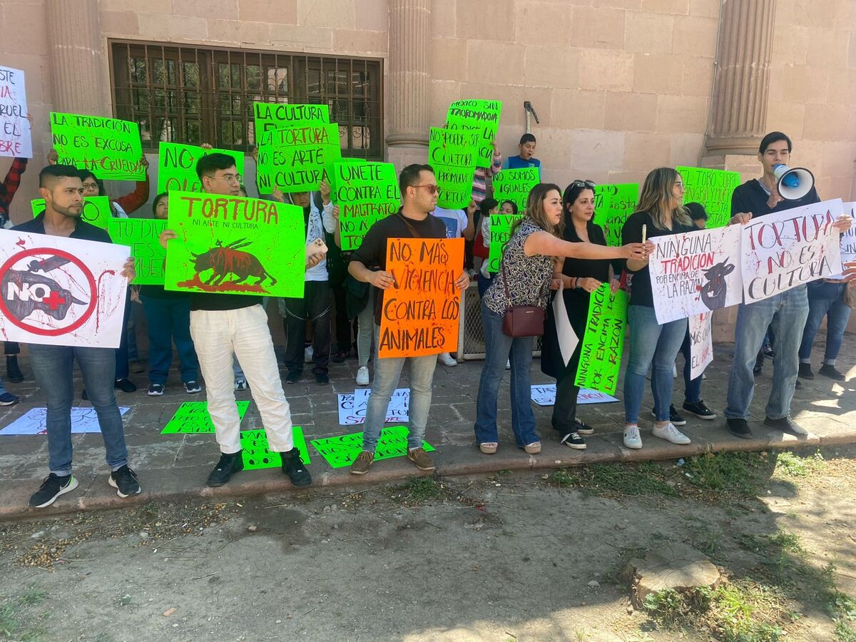 Protesta fuera del Congreso del Estado en Saltillo. | Especial