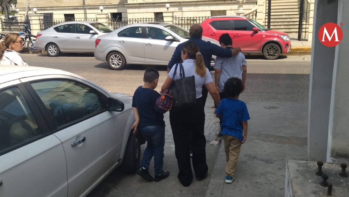 Abuelitas buscan cuidar a niños amarrados por su mamá en Tampico.