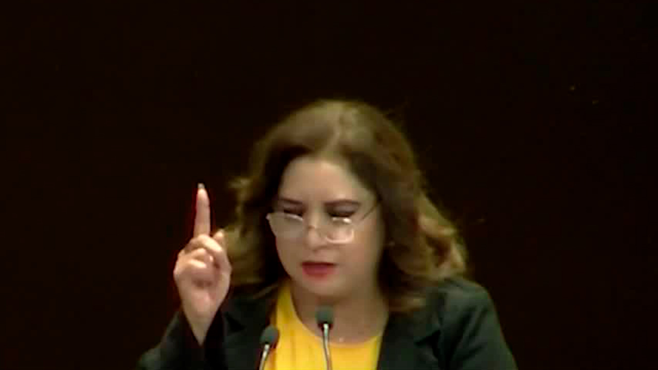 Diputados guardan minuto de silencio en memoria de los 43 normalistas de Ayotzinapa