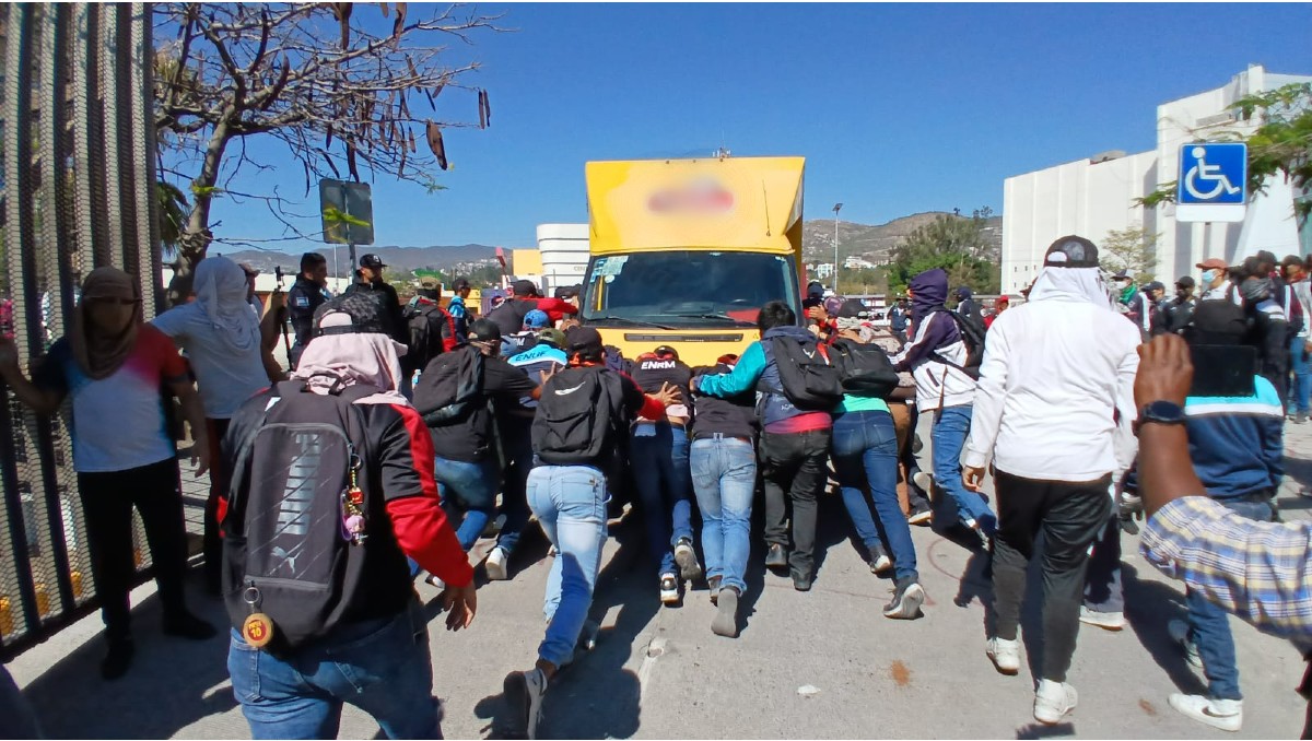 Estudiantes de Guerrero irrumpen en Palacio de Gobierno exigiendo diálogo abierto | Especial