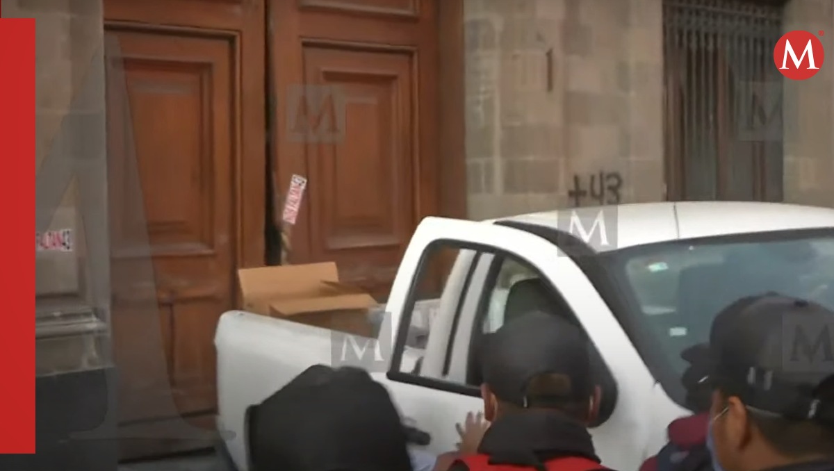 Momento exacto en el que los normalistas tiran la puerta de Palacio Nacional | ESPECIAL