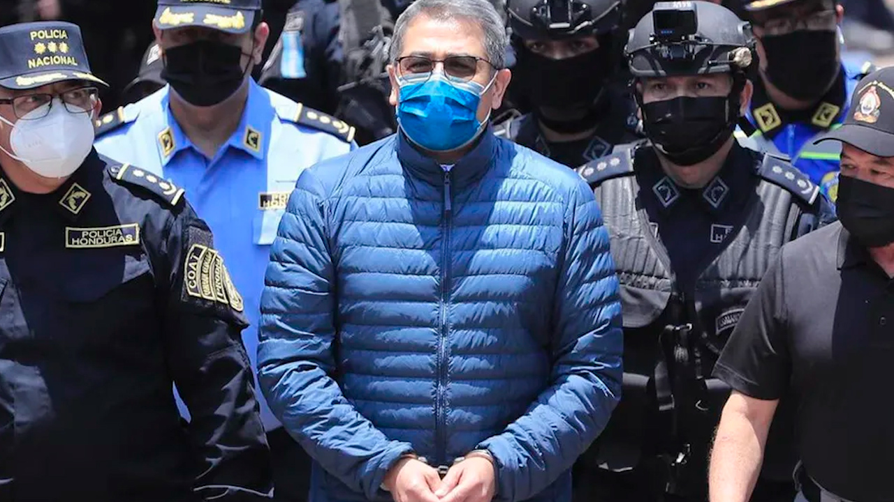 El expresidente hondureño, Juan Orlando Hernández, testifica en juicio en EU; niega nexos con narcos