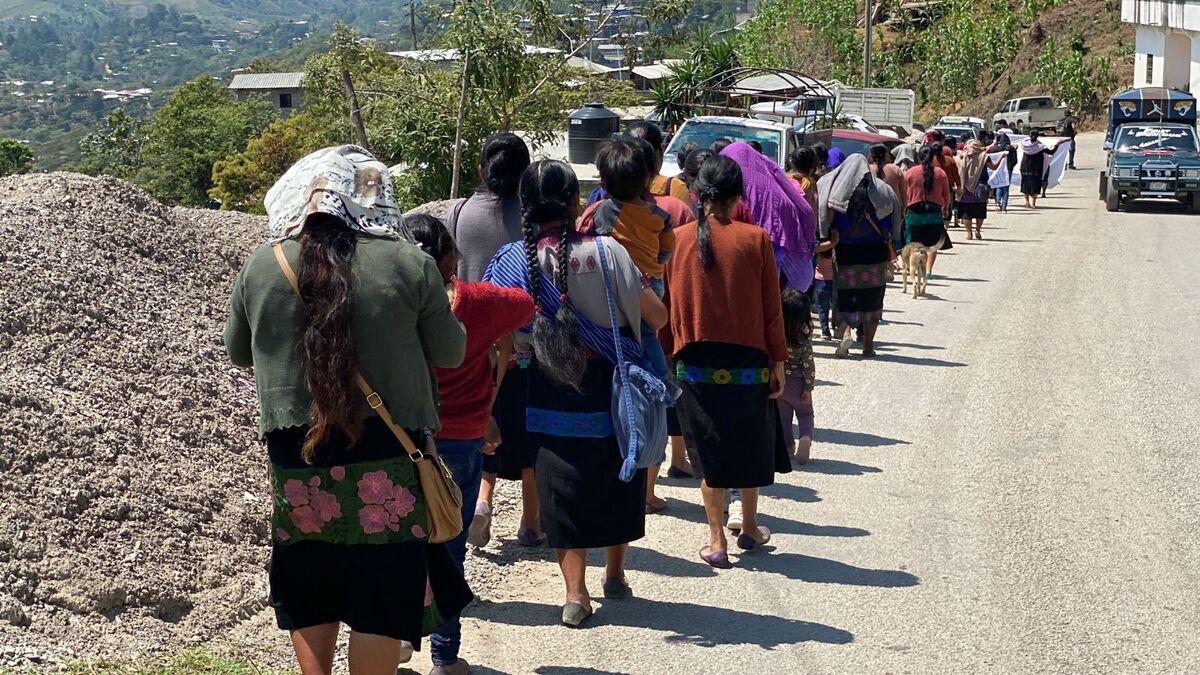Indígenas desplazados huyen de Chiapas.