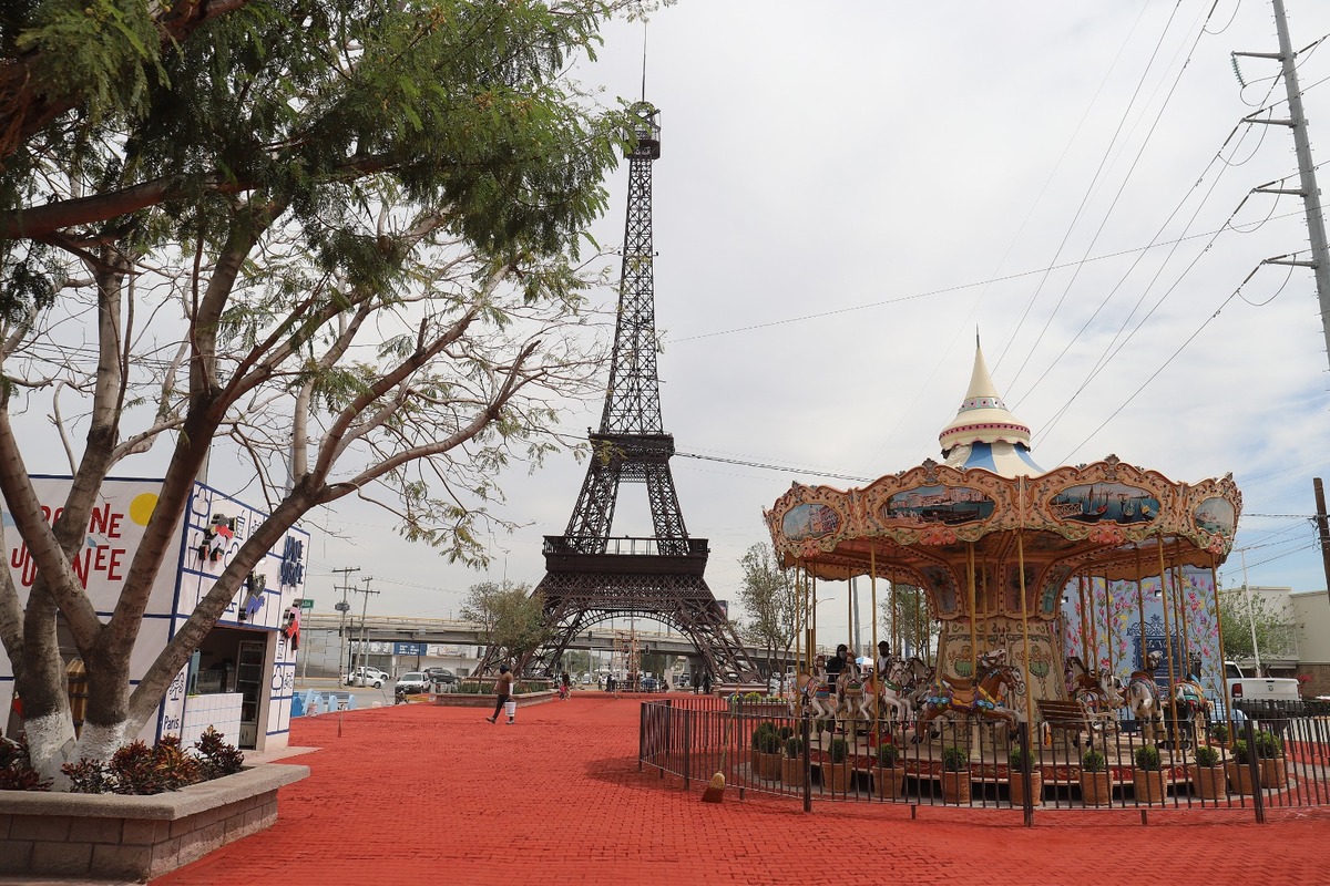 Todo listo para la inauguración de la Plaza del Amor ubicada en la réplica de la Torre Eiffel en Gómez Palacio. | Rolando Riestra