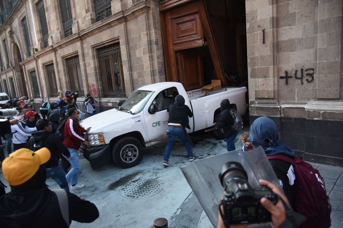 Normalistas se manifestaron en Palacio Nacional. | Cuartoscuro