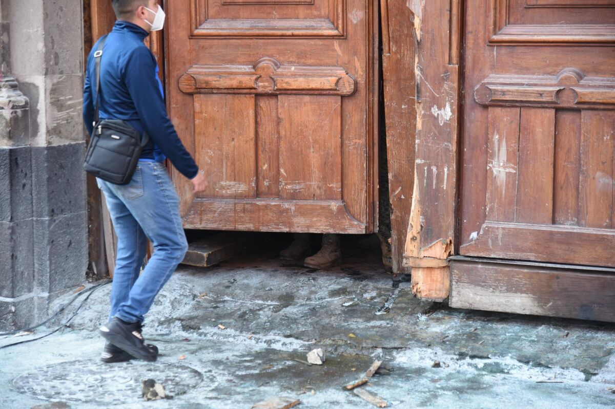 La puerta de Palacio Nacional fue dañada durante la mañana de este miércoles. | Cuartoscuro