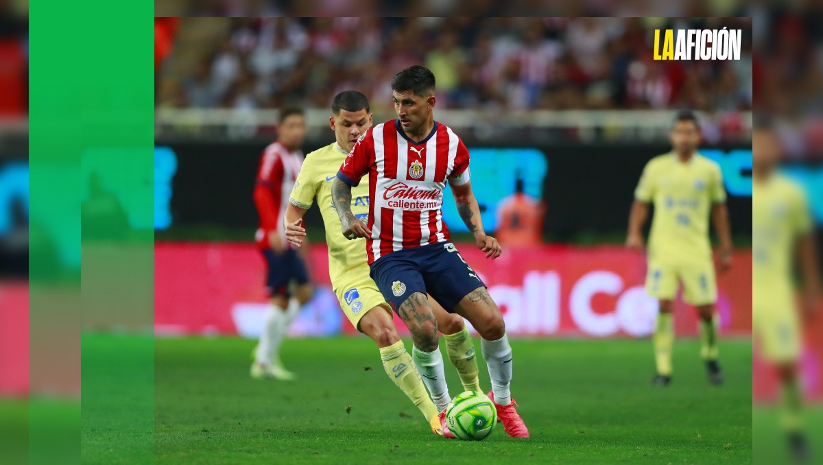 Víctor Guzmán durante el Clásico en el estadio Akron (Foto: Mexsport | Diseño: La Afición)