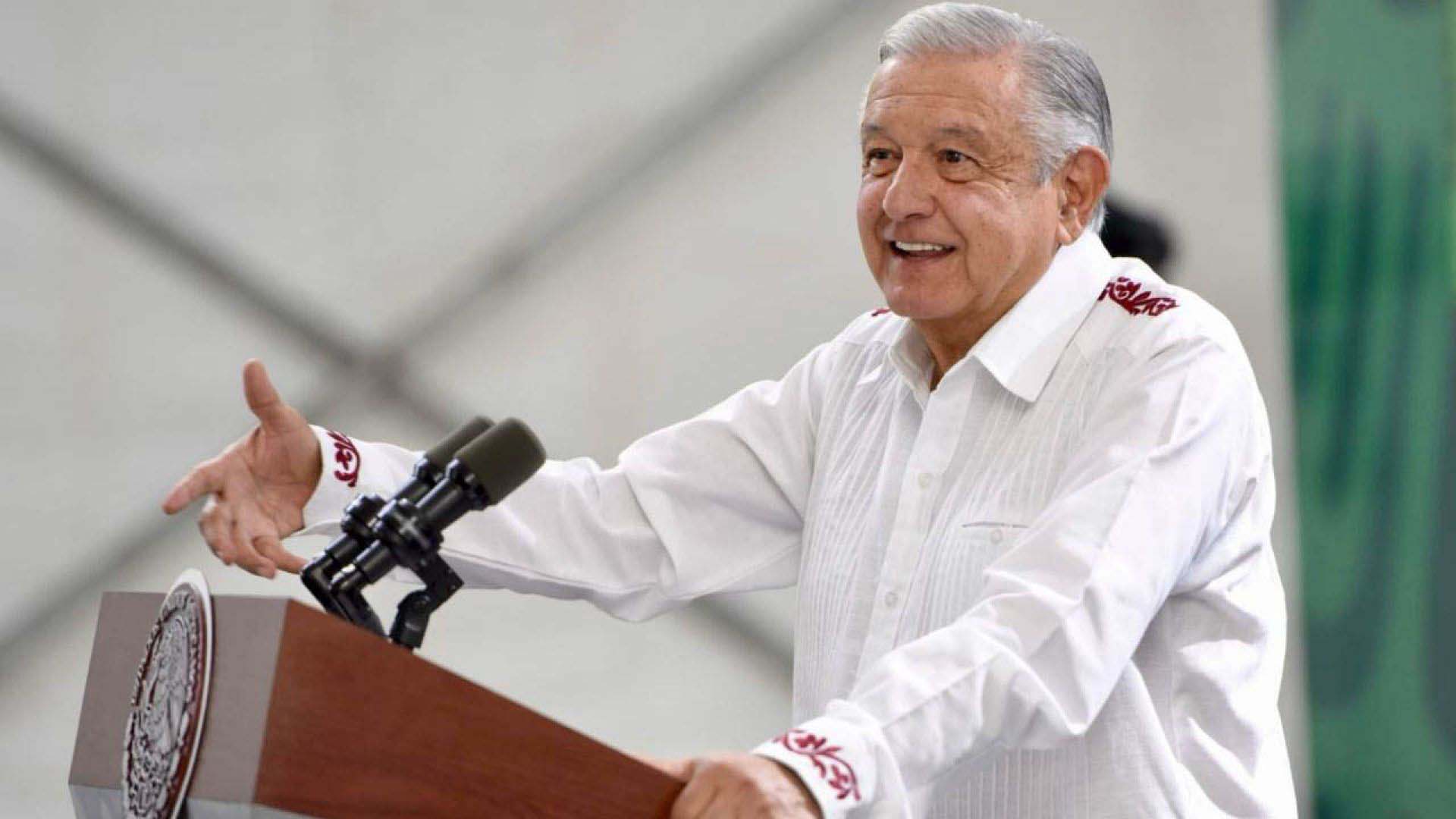 AMLO pide a normalistas que no se dejen manipular, tras entrar a Palacio Nacional