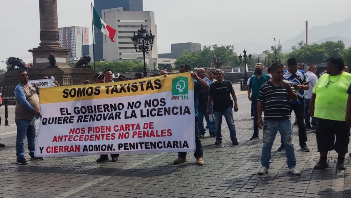 Chóferes marchan y bloquean calle en centro de Monterrey. Foto: Francisco Zúñiga