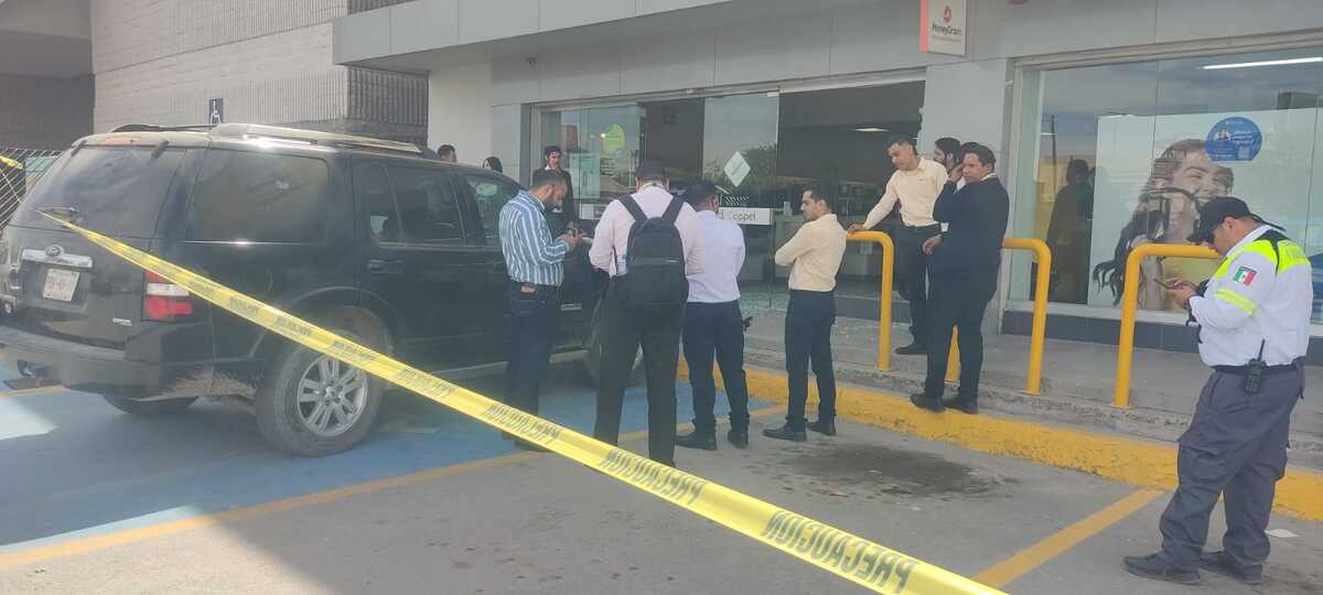 Conductor choca en tienda departamental.