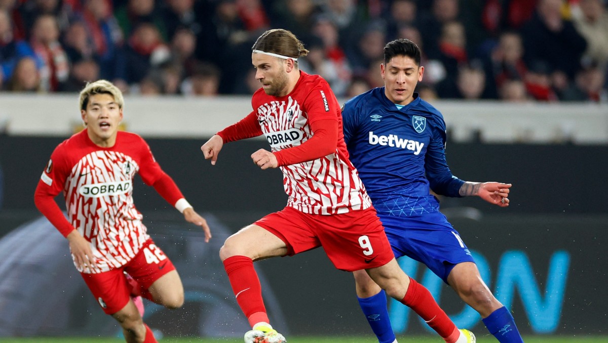 Edson Álvarez y West Ham caen ante Friburgo en la Europa League (Reuters)